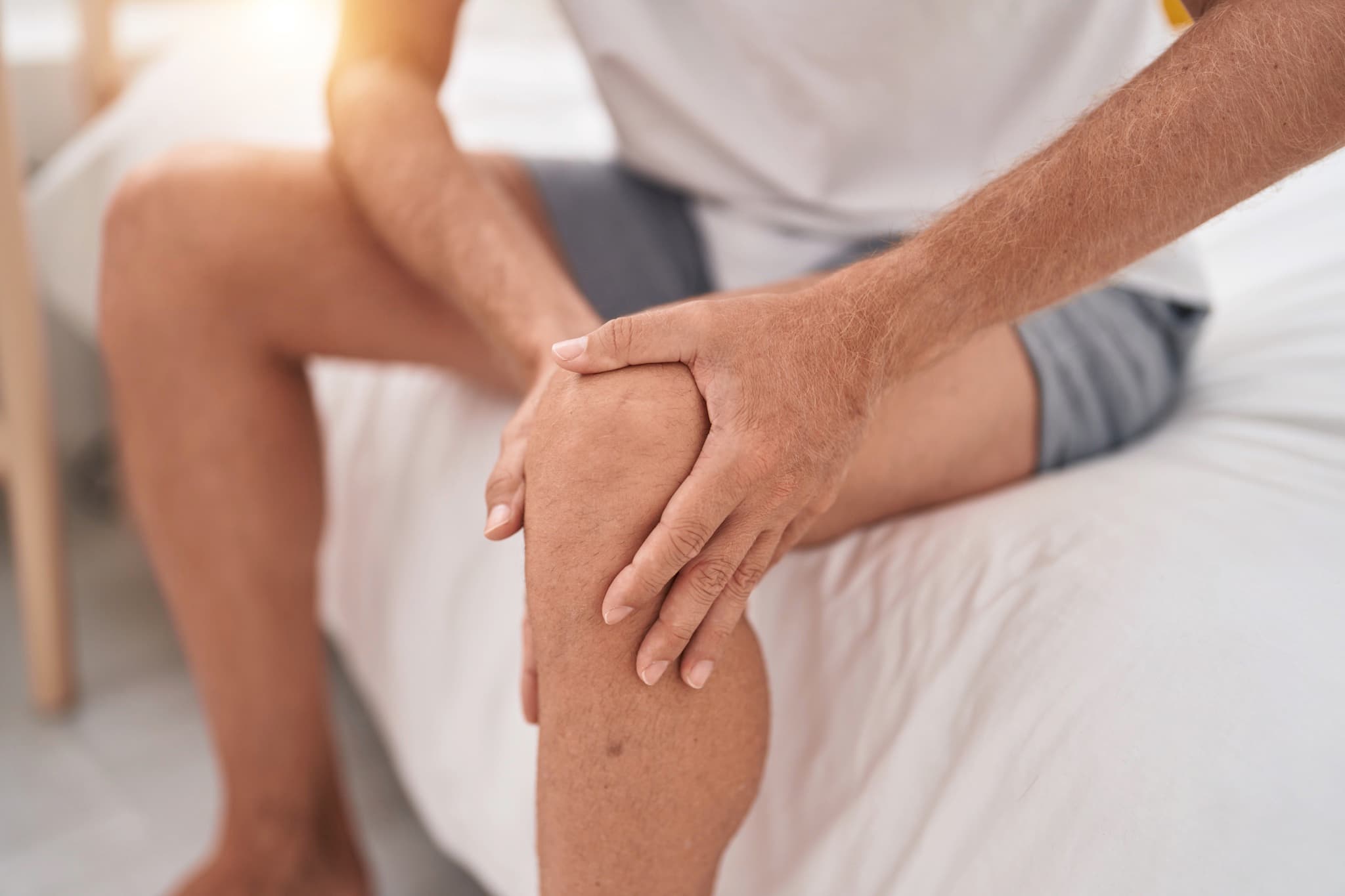 Patient monitoring knee pain and swelling during recovery